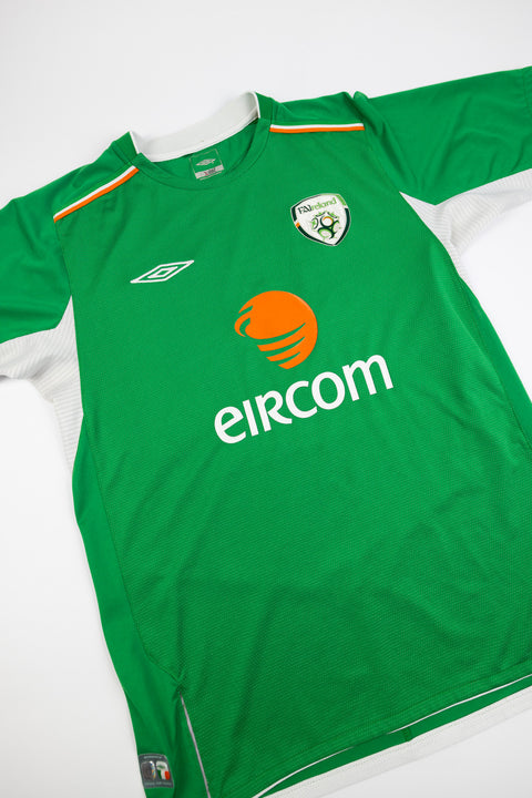 Republic of Ireland 2004-06 Football Shirt made by Umbro size Medium.